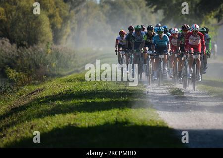 Thomas Champion von Frankreich und Cofidis Team führen das Hauptfeld beim Serenissima Gravel, dem Radrennen 132,1km von Lido di Jesolo zur Piazzola Sul Brenta, das in der Region Venetien ausgetragen wurde. Am Freitag, den 15. Oktober 2021, auf der Piazzola Sul Brenta, Venetien, Italien. (Foto von Artur Widak/NurPhoto) Stockfoto