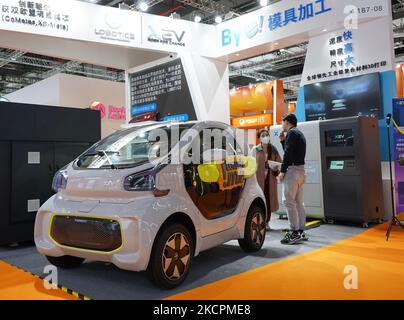 Shanghai. 5.. November 2022. Dieses Foto vom 5. November 2022 zeigt ein XEV-maßgeschneidertes neues Energiefahrzeug, das auf dem Ausstellungsgelände der fünften China International Import Expo (CIIE) im National Exhibition and Convention Center (Shanghai) im ostchinesischen Shanghai ausgestellt wurde. Die fünfte CIIE ist am 5-10. November im chinesischen Wirtschaftszentrum Shanghai geplant. Quelle: Jin Haoyuan/Xinhua/Alamy Live News Stockfoto