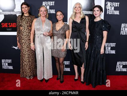 HOLLYWOOD, LOS ANGELES, KALIFORNIEN, USA – 04. NOVEMBER: Dawn Dunning, Louisette Geiss, Larissa Gomes, Caitlin Dulany und Sarah Ann Masse kommen zum AFI Fest 2022 - Special Screening of Universal Pictures' She Said', das am 4. November 2022 im TCL Chinese Theatre IMAX in Hollywood, Los Angeles, Kalifornien, USA, stattfand. (Foto von Xavier Collin/Image Press Agency) Stockfoto