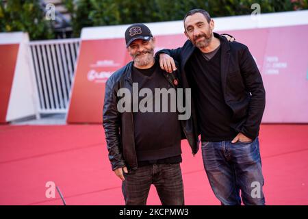 Marco Manetti und Antonio Manetti, alias Manetti Bros., besuchen den roten Teppich von Manetti Bros während des Rome Film Fest 2021 16. am 15. Oktober 2021 in Rom, Italien. (Foto von Mauro Fagiani/NurPhoto) Stockfoto