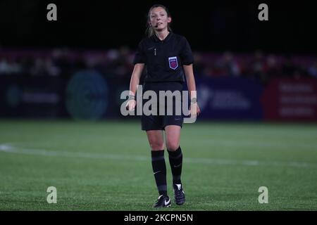 Spielschiedsrichterin Melissa Burgin während des FA Women's Continental League Cup-Spiels zwischen Durham Women und Manchester United am Donnerstag, dem 14.. Oktober 2021, im Maiden Castle, Durham City. (Foto von Mark Fletcher/MI News/NurPhoto) Stockfoto