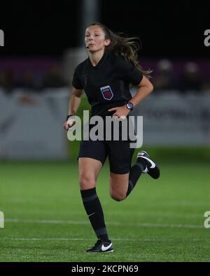 Spielschiedsrichterin Melissa Burgin während des FA Women's Continental League Cup-Spiels zwischen Durham Women und Manchester United am Donnerstag, dem 14.. Oktober 2021, im Maiden Castle, Durham City. (Foto von Mark Fletcher/MI News/NurPhoto) Stockfoto