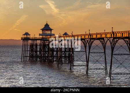 Die Seitenwände des Piers fangen das Sonnenlicht ein Stockfoto