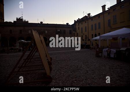 Stände auf einem gepflasterten Platz in der Dämmerung Stockfoto