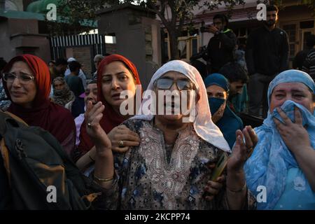 Kashmiri-Frauen heulen am 16. Oktober 2021 in der Nähe der Waffenschlacht im Gebiet Pampore im Distrikt Pulwama südlich von Srinagar, dem von Indien verwalteten Kaschmir. Zwei Militante wurden bei der Schießerei mit indischen Streitkräften getötet, vier Wohnhäuser wurden jedoch beschädigt, von denen eines von indischen Streitkräften geblasen wurde. (Foto von Muzamil Mattoo/NurPhoto) Stockfoto