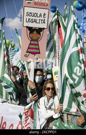 Eine antifaschistische Demonstration der italienischen Gewerkschaften nach dem Angriff rechtsextremer Gruppen auf das Hauptquartier der CGL am 16. Oktober 2021 in Rom, Italien. Die Gewerkschaften CGL, CISL und FILS waren bei der Demonstration anwesend. Der Präsident des CGL, Maurizio Landini, schloss die Debatten auf der Bühne. Viele Politiker nahmen an der Demonstration Teil, darunter Luigi di Maio, Giuseppe Conte, Pier Luigi Bersani und Roberto Gualtieri. (Foto von Matteo Trevisan/NurPhoto) Stockfoto