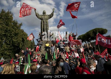 Eine antifaschistische Demonstration der italienischen Gewerkschaften nach dem Angriff rechtsextremer Gruppen auf das Hauptquartier der CGL am 16. Oktober 2021 in Rom, Italien. Die Gewerkschaften CGL, CISL und FILS waren bei der Demonstration anwesend. Der Präsident des CGL, Maurizio Landini, schloss die Debatten auf der Bühne. Viele Politiker nahmen an der Demonstration Teil, darunter Luigi di Maio, Giuseppe Conte, Pier Luigi Bersani und Roberto Gualtieri. (Foto von Matteo Trevisan/NurPhoto) Stockfoto