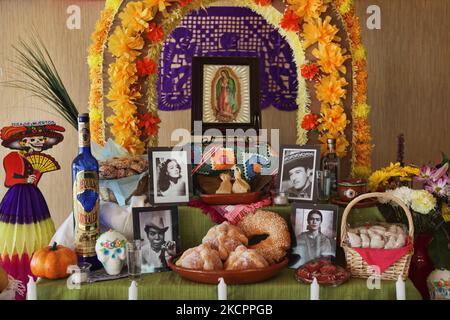 Perlmutt-Ikone der Muttergottes von Guadalupe an einem Heiligtum während der Feierlichkeiten zum Tag der Toten (Dia de los Muertos) am 09. November 2009 in Toronto, Ontario, Kanada. Der Tag der Toten ist ein traditioneller mexikanischer Feiertag, der mit dem Tag der Seelen im katholischen Kalender zusammenfällt und durch Besuche der Grabstätten von Angehörigen gekennzeichnet ist. Es ist ein freudiger Anlass, bei dem die Zelebranten an den Verstorbenen denken. Die Jungfrau von Guadalupe ist Mexikos beliebtestes religiöses und kulturelles Bild mit den Titeln „Königin von Mexiko“, „Kaiserin Amerikas“ und „Patronin Amerikas“. Beide Migrieren Stockfoto