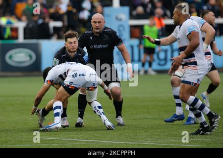 Ben Stevenson von Newcastle Falcons nimmt während des Spiels der Gallagher Premiership zwischen Newcastle Falcons und Bristol im Kingston Park, Newcastle, am Samstag, den 16.. Oktober 2021 Kontakt auf. (Foto von Chris Lishman/MI News/NurPhoto) Stockfoto