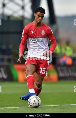 Terence Vancooten vom Stevenage Football Club während des Spiels der Sky Bet League 2 zwischen Oldham Athletic und Stevenage im Boundary Park, Oldham, am Samstag, den 16.. Oktober 2021. (Foto von Eddie Garvey/MI News/NurPhoto) Stockfoto