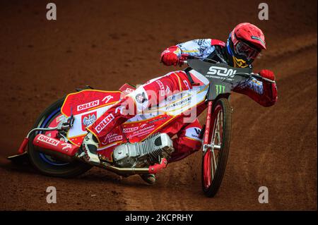 Bartosz Zmarzlik aus Polen übt während des Monster Energy FIM Speedway of Nations am Samstag, dem 16.. Oktober 2021, im National Speedway Stadium in Manchester. (Foto von Ian Charles/MI News/NurPhoto) Stockfoto