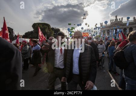 Roberto Gualtieri am 16.. Oktober 2021 auf dem San Giovanni-Platz für keinen Faschismus mehr in Rom, Italien. Nach dem Angriff der Forza Nuova auf das Hauptbüro der CGIL-Gewerkschaft rief Sekretär Maurizio Landini zu einer großen Versammlung auf, um alle Kräfte gegen diese faschistische Aktion zu vereinen. (Foto von Enrico Mattia Del Punta/NurPhoto) Stockfoto