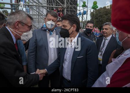 Maurizio Landini und Giuseppe Conte am 16.. Oktober 2021 auf dem San Giovanni-Platz für keinen Faschismus mehr in Rom, Italien. Nach dem Angriff der Forza Nuova auf das Hauptbüro der CGIL-Gewerkschaft rief Sekretär Maurizio Landini zu einer großen Versammlung auf, um alle Kräfte gegen diese faschistische Aktion zu vereinen. (Foto von Enrico Mattia Del Punta/NurPhoto) Stockfoto