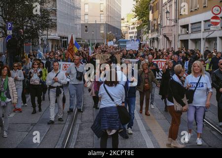 Demonstranten des marsches gegen die Verpflichtung des GreenPasses blockieren den Durchgang der Straßenbahn. No Vax und No Green Pass Demonstranten protestierten am 16. Oktober 2021 in Padua, Italien, inmitten der Coronavirus-Pandemie. Italien setzt an allen Arbeitsplätzen den „Green Pass“ verpflichtend ein. Letzte Woche verursachte eine Gruppe von Anti-Impfstoff-Demonstranten, darunter die rechtsextreme Partei Forza Nuova, Chaos in Rom. (Foto von Roberto Silvino/NurPhoto) Stockfoto