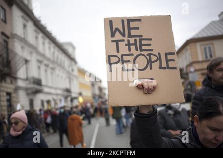 Wir das Volks-Banner, das wir während der Solidaritätsdemonstration mit Flüchtlingen an der polnisch-weißrussischen Grenze in Warschau am 17. Oktober 2021 gesehen haben. (Foto von Maciej Luczniewski/NurPhoto) Stockfoto