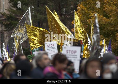 Ein Mann hält während einer Solidaritätsdemonstration mit Flüchtlingen an der polnisch-weißrussischen Grenze in Warschau am 17. Oktober 2021 eine Decke mit einer Fahne. (Foto von Maciej Luczniewski/NurPhoto) Stockfoto