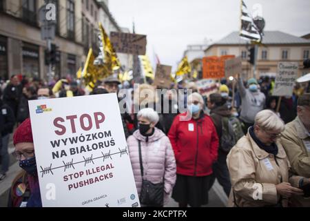 Stoppen Sie die illegalen Rückschläge, die bei einer Solidaritätsdemonstration mit Flüchtlingen an der polnisch-weißrussischen Grenze in Warschau am 17. Oktober 2021 zu beobachten waren. (Foto von Maciej Luczniewski/NurPhoto) Stockfoto