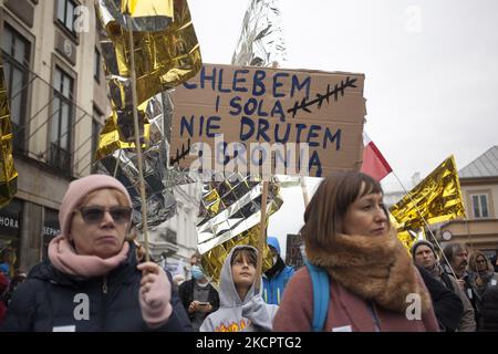 Mit Brot und Salz, nicht mit Draht und mit Waffenbanner, das während der Solidaritätsdemonstration mit Flüchtlingen an der polnisch-weißrussischen Grenze in Warschau am 17. Oktober 2021 gesehen wurde. (Foto von Maciej Luczniewski/NurPhoto) Stockfoto