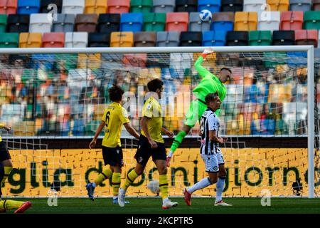 Lukasz Skorupski (FC Bologna) Torwart rettet ein Tor während des Spiels der italienischen Fußballserie A Udinese Calcio gegen den FC Bologna am 17. Oktober 2021 im Stadion Friuli - Dacia Arena in Udine, Italien (Foto by Alessio Marini/LiveMedia/NurPhoto) Stockfoto