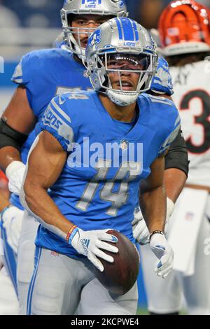 Der Detroit Lions Wide Receiver Amon-Ra St. Brown (14) erzielt in der zweiten Hälfte eines NFL-Fußballspiels gegen die Cincinnati Bengals in Detroit, Michigan, USA, am Sonntag, den 17. Oktober 2021, eine zwei-Punkte-Konvertierung. (Foto von Jorge Lemus/NurPhoto) Stockfoto