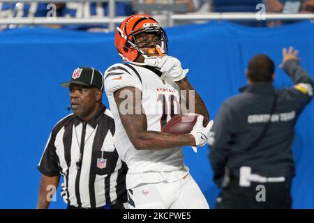 Der Breitempfänger Auden Tate (19) von Cincinnati Bengals erzielt in der zweiten Hälfte eines NFL-Fußballspiels gegen die Detroit Lions in Detroit, Michigan, USA, am Sonntag, den 17. Oktober 2021 einen Touchdown. (Foto von Jorge Lemus/NurPhoto) Stockfoto
