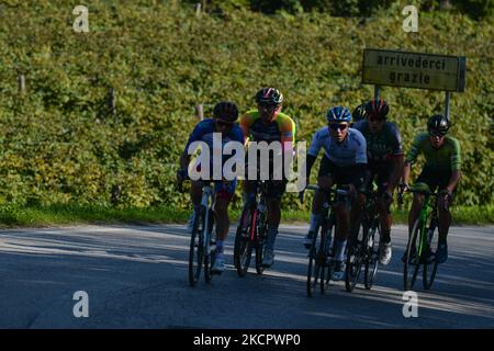 Petr Rikunov (Zentrum) aus Rusia und Gazprom - RusVelo führt die Ausreisserkanone an, während der ersten Ausgabe des Veneto Classic, des Radrennens 207km von Venedig nach Bassano del Grappa, das in der Region Venetien stattfand. Am Sonntag, den 17. Oktober 2021, in Bassano del Grappa, Venetien, Italien. (Foto von Artur Widak/NurPhoto) Stockfoto