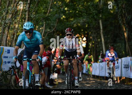 Die Teilnehmer des Muro della Tisa, einer Radtour in der Provinz Vicenza, während der ersten Ausgabe des Veneto Classic, des Profi-Radrennens 207km von Venedig nach Bassano del Grappa, das in der Region Venetien stattfand. Am Sonntag, den 17. Oktober 2021, in Bassano del Grappa, Venetien, Italien. (Foto von Artur Widak/NurPhoto über Getty Images) (Foto von Artur Widak/NurPhoto) Stockfoto