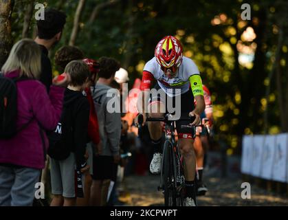 Die Teilnehmer des Muro della Tisa, einer Radtour in der Provinz Vicenza, während der ersten Ausgabe des Veneto Classic, des Profi-Radrennens 207km von Venedig nach Bassano del Grappa, das in der Region Venetien stattfand. Am Sonntag, den 17. Oktober 2021, in Bassano del Grappa, Venetien, Italien. (Foto von Artur Widak/NurPhoto über Getty Images) (Foto von Artur Widak/NurPhoto) Stockfoto