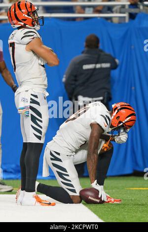 Der Breitempfänger Auden Tate (19) von Cincinnati Bengals erzielt in der zweiten Hälfte eines NFL-Fußballspiels gegen die Detroit Lions in Detroit, Michigan, USA, am Sonntag, den 17. Oktober 2021 einen Touchdown. (Foto von Jorge Lemus/NurPhoto) Stockfoto