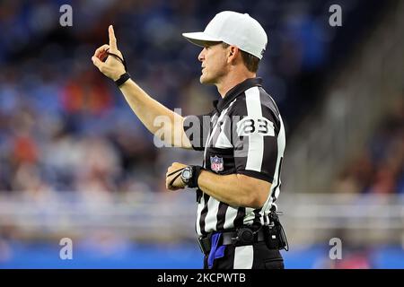Schiedsrichter Shawn Hochuli (83) ruft während eines NFL-Fußballspiels zwischen den Detroit Lions und den Cincinnati Bengals am Sonntag, den 17. Oktober 2021, in Detroit, Michigan, USA, an. (Foto von Amy Lemus/NurPhoto) Stockfoto
