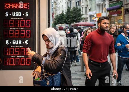 Am 17. Oktober 2021 notierte die türkische Lira zu Rekordtiefzinsen gegenüber dem US-Dollar und dem Euro. Die Währung der Türkei ist nach Ersetzungen auf hohem Niveau durch das Präsidentendekret der Zentralbank des Landes an Wert gesunken, was die Wirtschaft angesichts der hohen Inflation weiter belastet. Oben werden Wechselkurse auf LED-Schildern außerhalb der Wechselkurse in der Istiklal Straße im zentralen Beyoglu-Viertel von Istanbul, Türkei, angezeigt. (Foto von Diego Cupolo/NurPhoto) Stockfoto