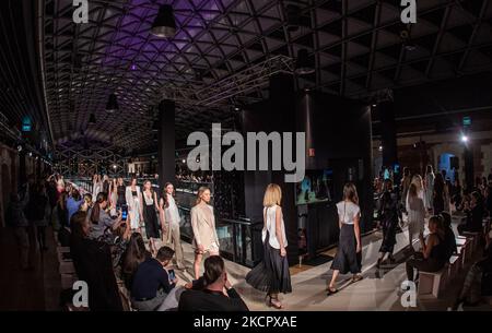 Models präsentieren eine Kreation des ungarischen Designers ELYSIAN während der BCEFW SS22 am 17. Oktober 2021 in Bálna Budapest in Budapest, Ungarn. (Foto von Robert Szaniszló/NurPhoto) Stockfoto