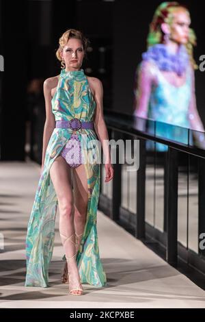 Ein Modell präsentiert eine Kreation von ungarischen Designer-SENTIMENTS während der BCEFW SS22 am 17. Oktober 2021 in Bálna Budapest in Budapest, Ungarn. (Foto von Robert Szaniszló/NurPhoto) Stockfoto