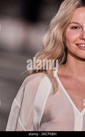 Ein Modell präsentiert eine Kreation des ungarischen Designers ELYSIAN während der BCEFW SS22 am 17. Oktober 2021 in Bálna Budapest in Budapest, Ungarn. (Foto von Robert Szaniszló/NurPhoto) Stockfoto