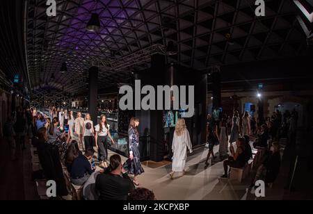 Models präsentieren eine Kreation des ungarischen Designers ELYSIAN während der BCEFW SS22 am 17. Oktober 2021 in Bálna Budapest in Budapest, Ungarn. (Foto von Robert Szaniszló/NurPhoto) Stockfoto