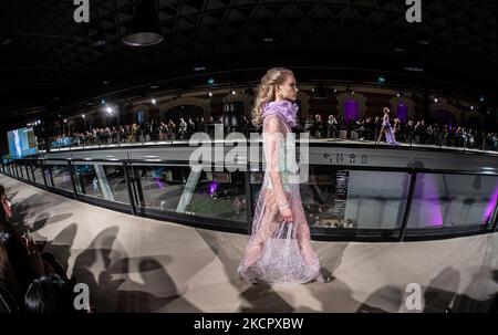 Ein Modell präsentiert eine Kreation von ungarischen Designer-SENTIMENTS während der BCEFW SS22 am 17. Oktober 2021 in Bálna Budapest in Budapest, Ungarn. (Foto von Robert Szaniszló/NurPhoto) Stockfoto