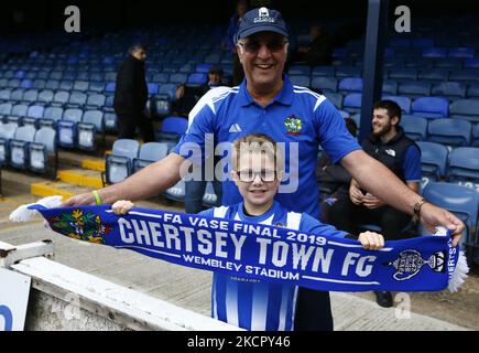 Junger Chertsey Town Fan mit Großvater beim FA Cup 4. Qualifying zwischen Southend United und Chertsey Town im Roots Hall Stadium, Southend on Seas, Großbritannien am 16.. Oktober 2021 (Foto by Action Foto Sport/NurPhoto) Stockfoto