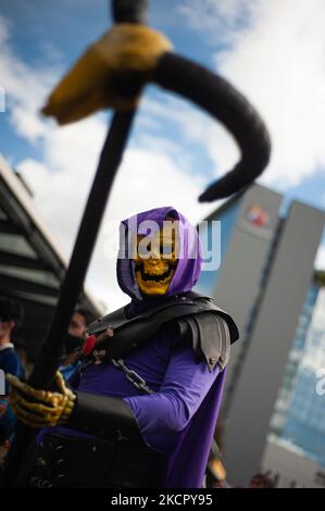 Ein Fan von Hee-man posiert für ein Foto mit einem Kostüm von Skeletor während des vierten Tages des SOFAS (Salon del Ocio y la Fantasia) 2021, einer Messe für die Geek Publikum in Kolumbien, die Cosplay-, Gaming-, Superhelden- und Filmfans aus ganz Kolumbien in Bogota mischt, Kolumbien am 17. Oktober 2021. (Foto von Sebastian Barros/NurPhoto) Stockfoto