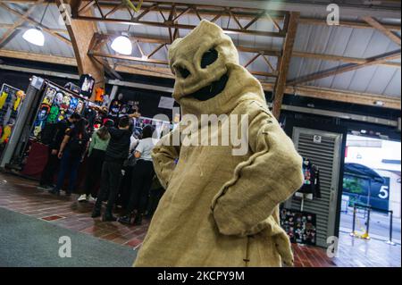 Ein Fan des Films „Nightmare before Christmas“ trägt und posiert für ein Foto mit einem Kostüm von Oogie Boogie am vierten Tag des SOFAS (Salon del Ocio y la Fantasia) 2021, einer Messe, die sich an das geek-Publikum in Kolumbien richtet und Cosplay, Gaming, Superhelden und Filmfans aus ganz Kolumbien, in Bogota, Kolumbien, am 17. Oktober 2021. (Foto von Sebastian Barros/NurPhoto) Stockfoto