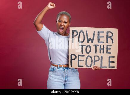 Schwarze Frau, Protest und Plakat für Menschenrechte, Macht und Gleichheit oder Forderung nach Veränderung und Freiheit, Rassismus zu stoppen. Afrikanische Frauen rufen, kämpfen und Stockfoto