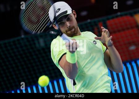 Benjamin Bonzi aus Frankreich gibt den Ball an John Millman aus Australien zurück, während der Männer-Einzel-Runde des Tennismatches 32 des ATP 250 VTB Kremlin Cup 2021 International Tennis Tournament im Irina Viner-Usmanova Gymnastikpalast am 18. Oktober 2021 in Moskau, Russland. (Foto von Mike Kireev/NurPhoto) Stockfoto