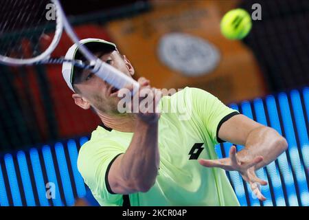 John Millman aus Australien gibt den Ball an Benjamin Bonzi aus Frankreich zurück, während der Männer-Einzel-Runde des Tennismatches 32 des ATP 250 VTB Kremlin Cup 2021 International Tennis Tournament im Irina Viner-Usmanova Gymnastikpalast am 18. Oktober 2021 in Moskau, Russland. (Foto von Mike Kireev/NurPhoto) Stockfoto