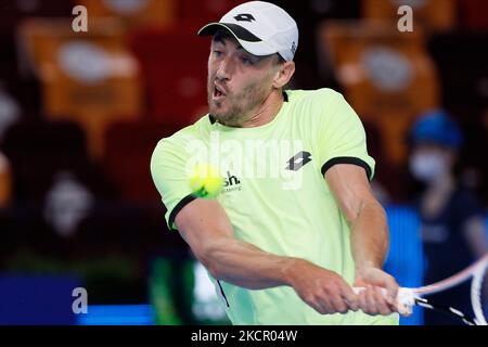 John Millman aus Australien gibt den Ball an Benjamin Bonzi aus Frankreich zurück, während der Männer-Einzel-Runde des Tennismatches 32 des ATP 250 VTB Kremlin Cup 2021 International Tennis Tournament im Irina Viner-Usmanova Gymnastikpalast am 18. Oktober 2021 in Moskau, Russland. (Foto von Mike Kireev/NurPhoto) Stockfoto