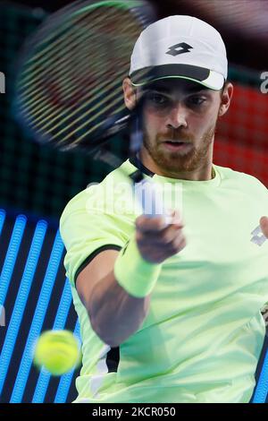 Benjamin Bonzi aus Frankreich gibt den Ball an John Millman aus Australien zurück, während der Männer-Einzel-Runde des Tennismatches 32 des ATP 250 VTB Kremlin Cup 2021 International Tennis Tournament im Irina Viner-Usmanova Gymnastikpalast am 18. Oktober 2021 in Moskau, Russland. (Foto von Mike Kireev/NurPhoto) Stockfoto