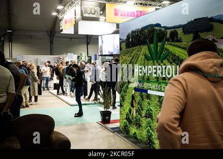 Vom 16. Bis 18. Oktober 2021 fand im Pariser Veranstaltungszentrum die CBD Expo statt, die erste internationale Ausstellung rund um CBD, die für Fachleute und die Öffentlichkeit zugänglich ist, in einem Kontext, in dem der Markt für Cannabidiol (CBD), einen legalen Hanf ohne THC, in Frankreich boomt. (Foto von Samuel Boivin/NurPhoto) Stockfoto