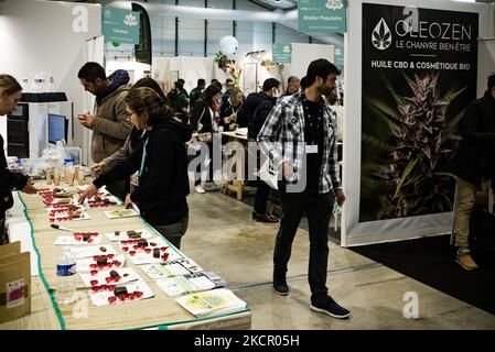 Vom 16. Bis 18. Oktober 2021 fand im Pariser Veranstaltungszentrum die CBD Expo statt, die erste internationale Ausstellung rund um CBD, die für Fachleute und die Öffentlichkeit zugänglich ist, in einem Kontext, in dem der Markt für Cannabidiol (CBD), einen legalen Hanf ohne THC, in Frankreich boomt. (Foto von Samuel Boivin/NurPhoto) Stockfoto