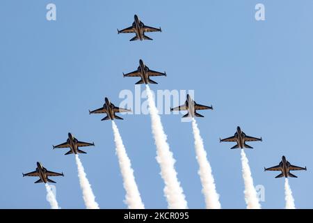 Die „Black Eagles“, die südkoreanische Luftwaffe (ROKAF), tritt an einem Pressetag für die Seoul International Aerospace and Defense Exhibition (ADEX) 2021 auf dem Seoul Military Airport in Seongnam am 18. Oktober 2021 in Südkorea auf. Die Seoul ADEX 2021 wird vom 19. Bis 23. Oktober eröffnet. (Foto von Chris Jung/NurPhoto) Stockfoto