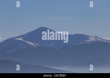 Blick auf den Berg Hoverla in den Karpaten in der Ukraine im Winter Stockfoto