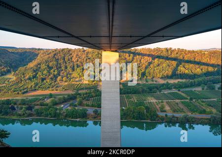 Unterhalb der Moseltalbrücke A61 bei Sonnenaufgang mit Blick auf die Mosel und Weinberge im Tal bei Koblenz in Rheinland-Pfalz Stockfoto