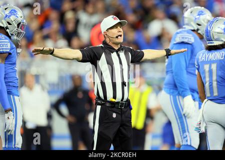 Schiedsrichter Shawn Hochuli (83) ruft während eines NFL-Fußballspiels zwischen den Detroit Lions und den Cincinnati Bengals am Sonntag, den 17. Oktober 2021, in Detroit, Michigan, USA, an. (Foto von Amy Lemus/NurPhoto) Stockfoto